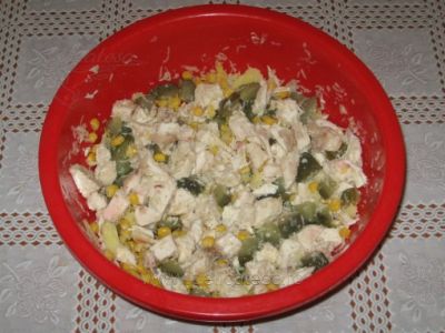 Salată cu piept de pui şi porumb