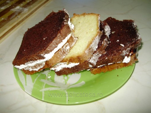 Sandwich din pandişpan cu frişcă şi dulceaţă
