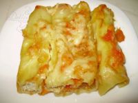 Cannelloni cu carne de pui şi sos de roşii
