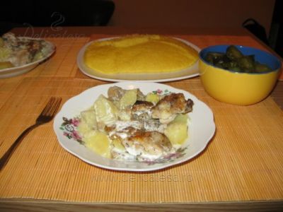 Pulpe de pui cu sos de smântână şi ciuperci la cuptor