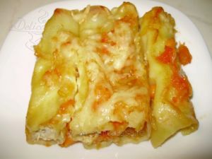 Cannelloni cu carne de pui şi sos de roşii