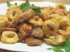 Tortellini cu piept de pui, ciuperci şi sos de roşii