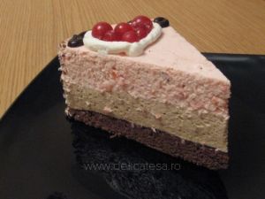 Tort "inimioară" cu mousse de căpşuni