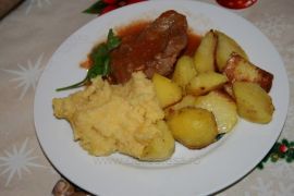 Friptură de vită cu sos de roşii şi cartofi la cuptor