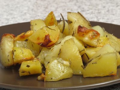 Cartofi cu usturoi şi rozmarin la cuptor