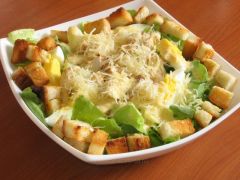 Pui grătar cu ou, crutoane şi salată verde