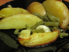 Cartofi cu fasole verde şi usturoi la cuptor