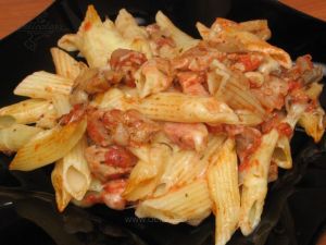 Penne cu ciuperci şi carne de porc la cuptor