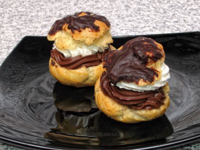 Choux à la crème cu spumă de ciocolată şi frişcă