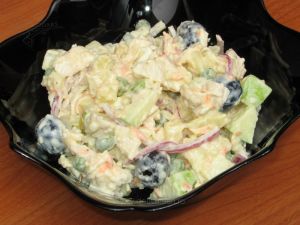 Salată din piept de pui cu mazăre, cartofi şi ouă
