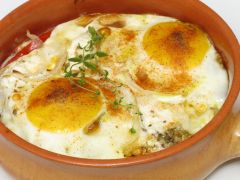 Ouă cu roşii şi brânză la cuptor