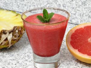 Smoothie de ananas cu grepfrut şi zmeură