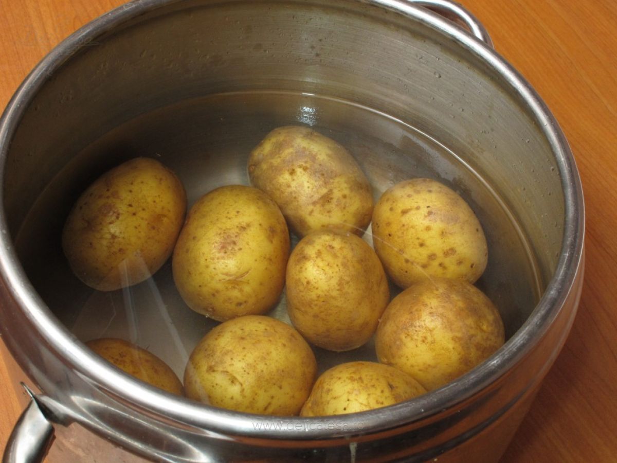Картошка в кастрюле. Картофель, сваренный на пару. Яйца в кастрюле. Вареная картошка с яйцами. Можно ли варить картошку с яйцами.