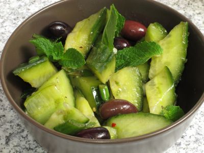 Salată de castraveţi cu ceapă verde şi măsline