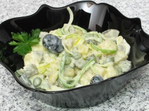 Salată de cartofi cu mazăre şi maioneză