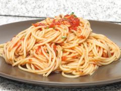 Spaghetti cu sos de roşii şi busuioc