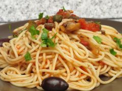 Spaghetti cu sos de roşii, capere şi ciuperci