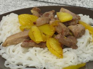 Porc cu mango şi paste din orez