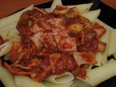 Penne cu şuncă, ciuperci şi sos de roşii