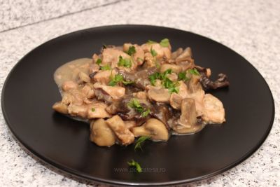 Carne de porc cu ciuperci uscate şi ciuperci champignon