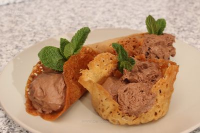 Coşuleţe dantelate cu brandy şi mousse de ciocolată