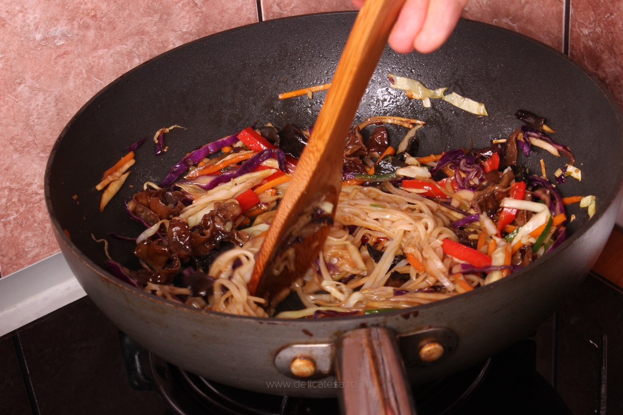 get together Whisper Lunar New Year Legume cu tăiţei de orez la wok - reţetă culinară