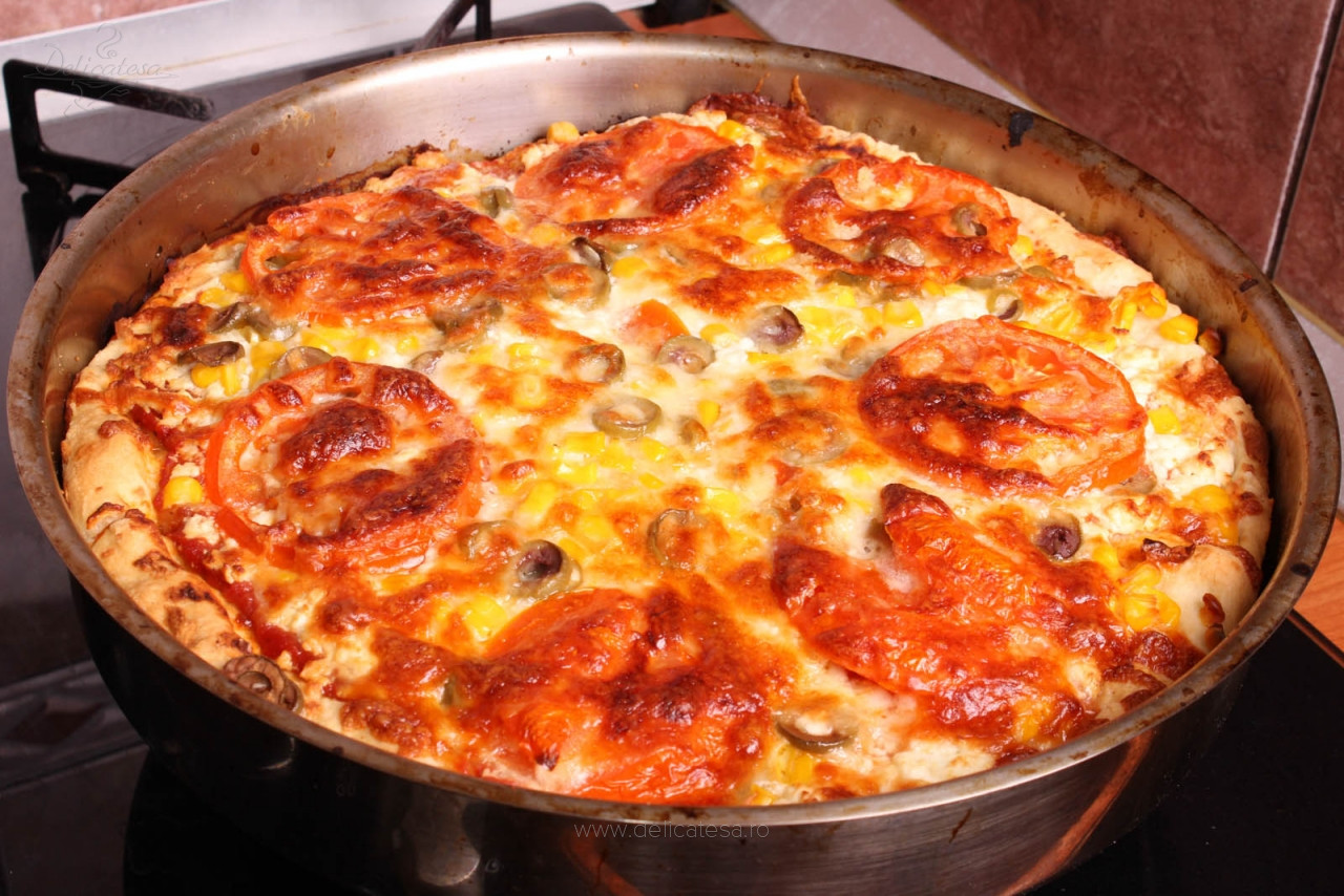 Pizza cu brânză și porumb