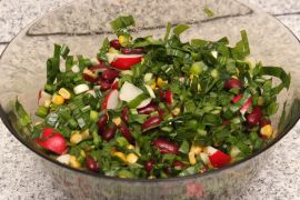 Salată de leurdă cu fasole roșie și porumb