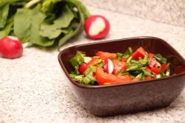 Salată de leurdă cu roșii și ridichi