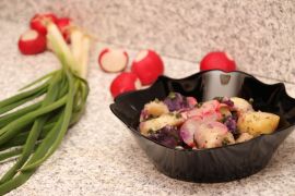 Salată de cartofi violet cu ridichi