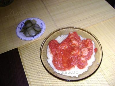 Piept de pui cu sos de roşii